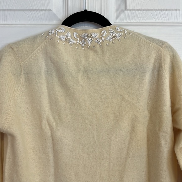 Vintage Cream & White Floral Beaded Cropped Knit Cardigan Sweater - Hong Kong - Picture 10 of 16